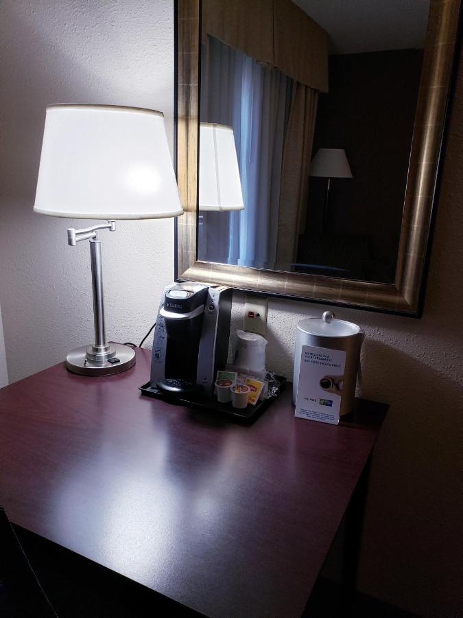 Holiday Inn Express Hotel & Suites Concordia Us 81 By Ihg Екстер'єр фото