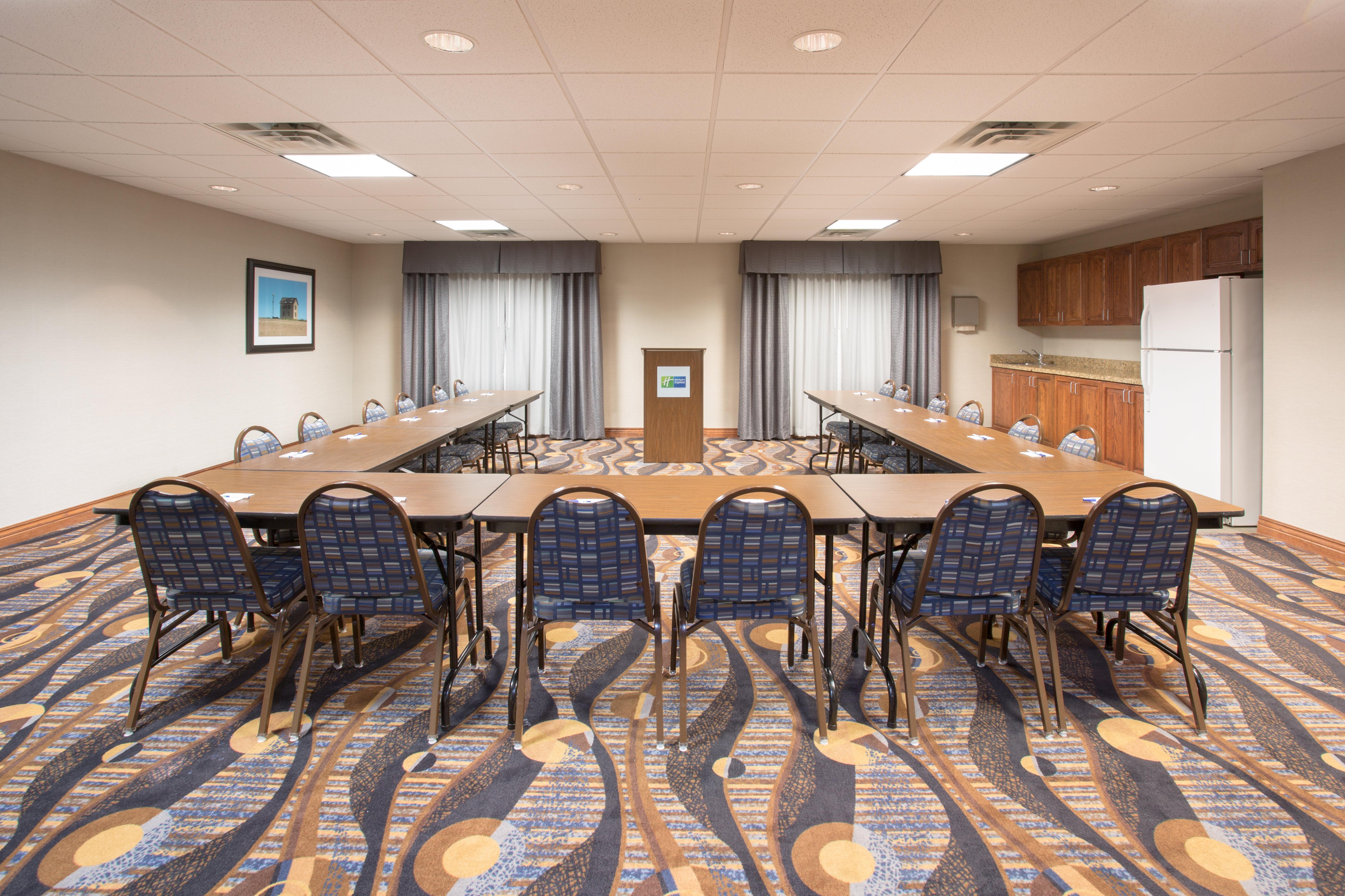 Holiday Inn Express Hotel & Suites Concordia Us 81 By Ihg Екстер'єр фото