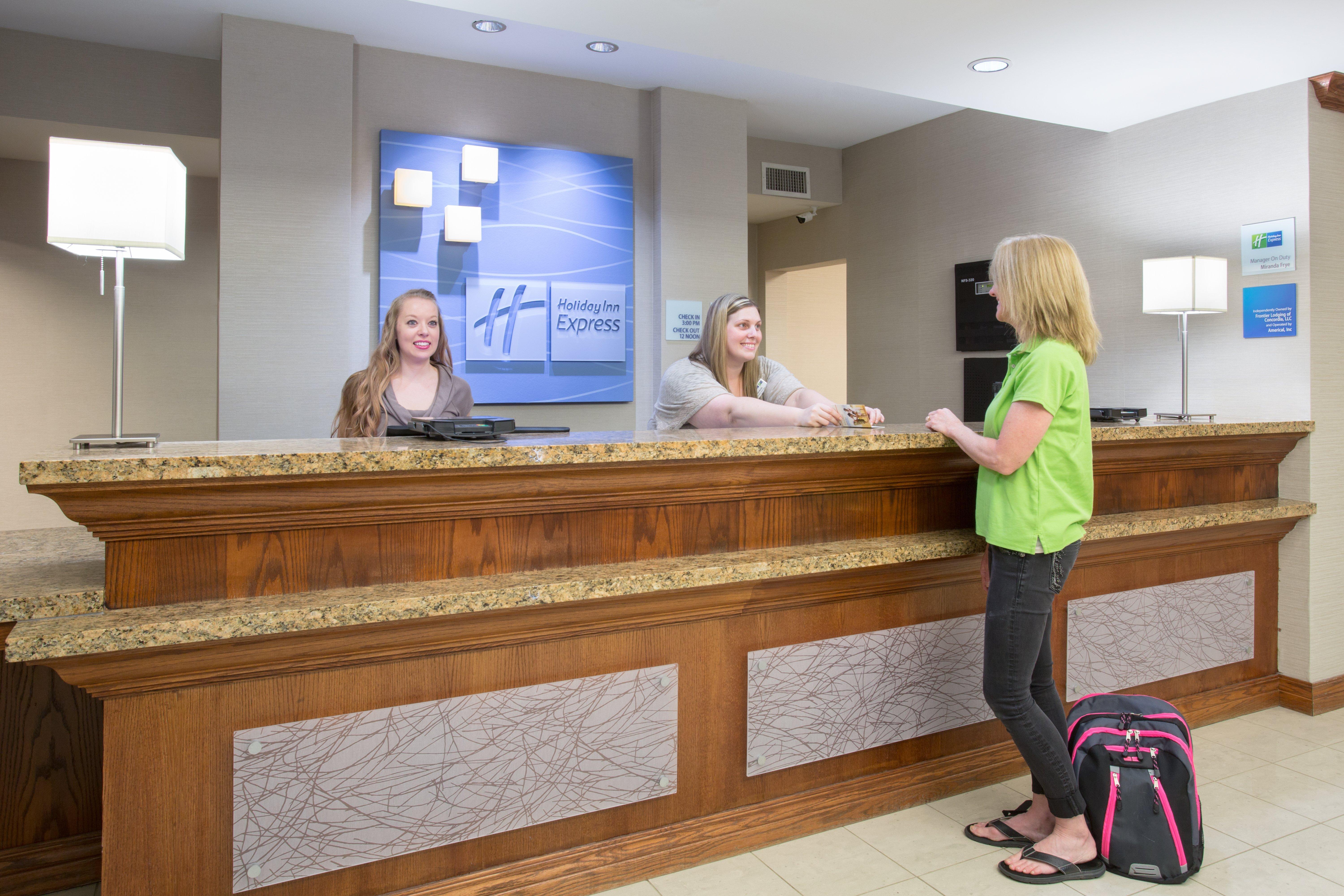 Holiday Inn Express Hotel & Suites Concordia Us 81 By Ihg Екстер'єр фото